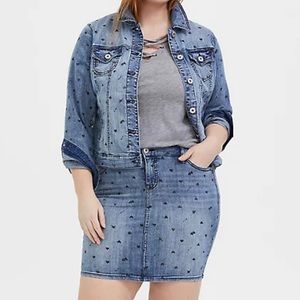 TORRID medium wash denim heart pattern trucker jacket size 2 2X NWOT